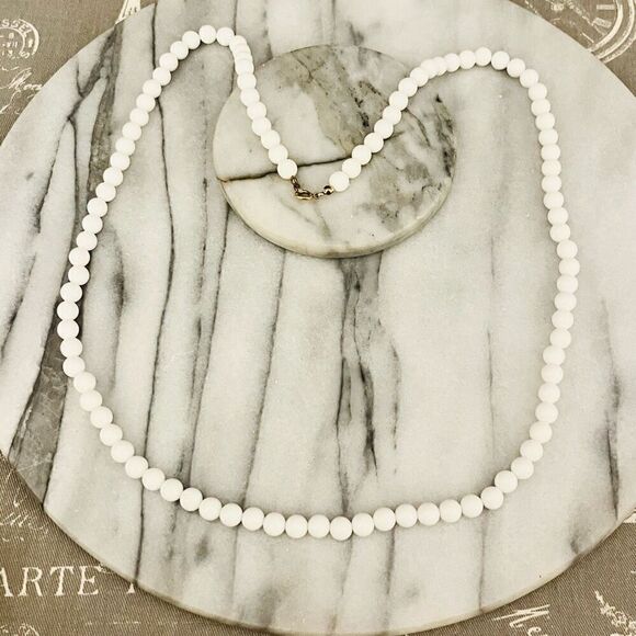 Vintage White Beaded Necklace Round Acrylic Bead Single Strand 1960s Retro - Picture 1 of 6